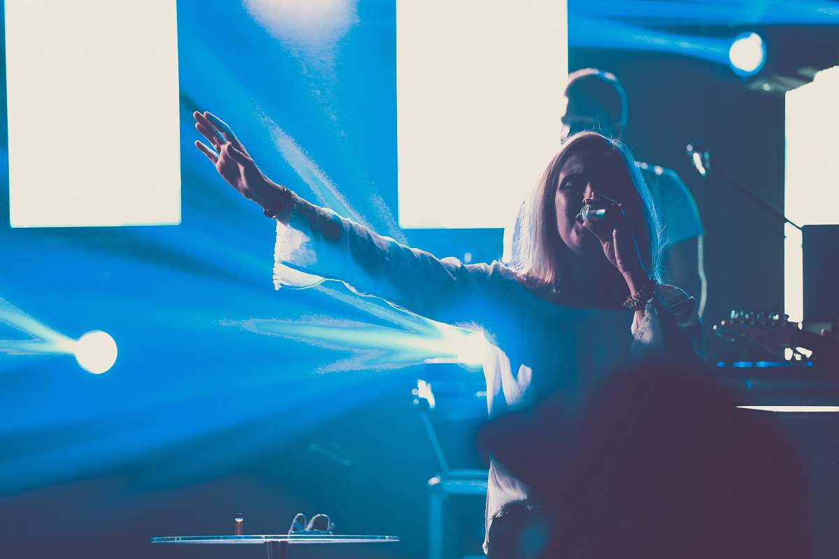 singer woman singing at stage orange